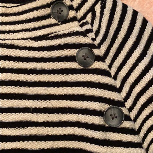 A very flattering sweater! - Picture 3 of 4